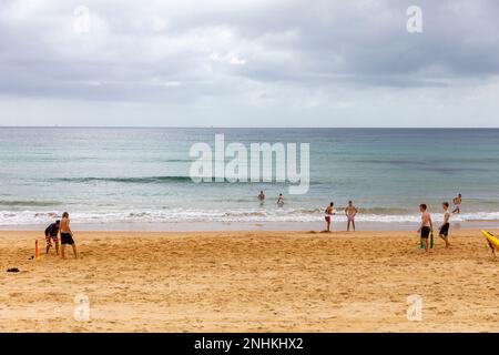 Ragazzi australiani ragazzi giovani uomini che giocano a Beach cricket a Manly Beach, estate 2023, Sydney, NSW, Australia Foto Stock