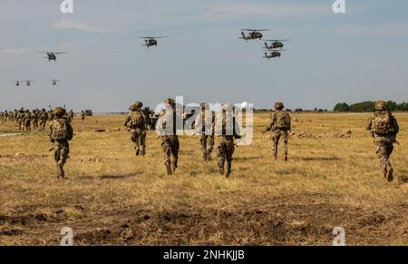 I soldati assegnati alla squadra di combattimento della Brigata 2nd, 101st divisione aerea (Air Assault) e UH-60 Blackhawks e CH-47 Chinooks assegnati al battaglione 2nd e 3rd, 227th reggimento dell'aviazione, 1st Brigata della cavalleria aerea, 1st divisione della cavalleria aerea, conducono una dimostrazione dell'assalto dell'aria il 30th luglio 2022, a Mihail Kogalniceanu, Romania. 101st unità sosterranno la missione del V corpo per rafforzare il fianco orientale della NATO e impegnarsi in esercitazioni multinazionali con partner in tutto il continente europeo per rassicurare gli alleati delle nostre Nazioni. Foto Stock