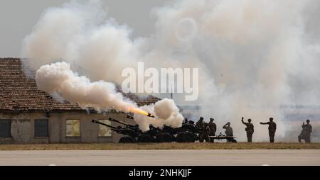 I soldati assegnati al 1st Battaglione, 320th reggimento di artiglieria di campo 'TOP GUNS', 2nd squadra di combattimento Brigade 'STRIKE', 101st divisione Airborne (Air Assault) conducono un saluto da 21 pistole durante la sede, 101st divisione Airborne (Air Assault) e 2nd cerimonia di caccia dei colori della squadra di combattimento Brigade il 30th luglio 2022, a Mihail Kogalniceanu, Romania. La cerimonia simboleggia l'inizio del futuro dispiegamento della divisione in Europa a sostegno degli Stati Uniti Missione dell'esercito V per rafforzare il fianco orientale dei NATO e rassicurare i partner di tutto il continente europeo. Foto Stock