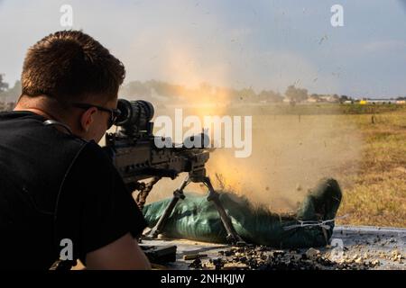 Un soldato assegnato al 2nd Brigade Combat Team 'STRIKE', 101st Divisione Airborne (Air Assault), spara round in bianco da un M240 durante una manifestazione Air Assault il 30th luglio 2022, a Mihail Kogalniceanu, Romania. 101st unità sosterranno la missione del V corpo per rafforzare il fianco orientale della NATO e impegnarsi in esercitazioni multinazionali con partner in tutto il continente europeo per rassicurare gli alleati delle nostre Nazioni. Foto Stock
