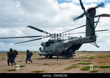 KANEOHE BAY, Hawaii (30 luglio 2022) i Marines dello Sri Lanka partono da un CH-53E Super Stallion, attaccato a Marine Heavy Helicopter Squadron (HMH) 462, durante Rim of the Pacific (RIMPAC) 2022, luglio 30. Ventisei nazioni, 38 navi, tre sommergibili, più di 170 aerei e 25.000 persone partecipano a RIMPAC dal 29 giugno al 4 agosto nelle Isole Hawaii e nella California meridionale. Il più grande esercizio marittimo internazionale del mondo, RIMPAC offre un'opportunità di formazione unica, promuovendo e sostenendo al contempo le relazioni di cooperazione tra i partecipanti fondamentali per garantire la sicurezza Foto Stock