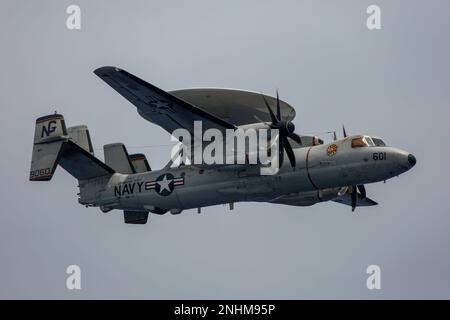 220730-N-MM912-2264 OCEANO PACIFICO (30 luglio 2022) una e-2D Hawkeye, assegnata ai 'Wallbangers' della Carrier Airborne Early Warning Squadron (VAW) 117, vola a bordo della portaerei di classe Nimitz USS Abraham Lincoln (CVN 72). Abraham Lincoln Carrier Strike Group sta conducendo operazioni di routine nella flotta degli Stati Uniti 3rd. Foto Stock