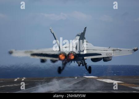 220730-N-MM912-2110 OCEANO PACIFICO (30 luglio 2022) un EA-18G Growler, assegnato ai 'Wizards' di Electronic Attack Squadron (VAQ) 133, lancia dal ponte di volo della portaerei di classe Nimitz USS Abraham Lincoln (CVN 72). Abraham Lincoln Carrier Strike Group sta conducendo operazioni di routine nella flotta degli Stati Uniti 3rd. Foto Stock