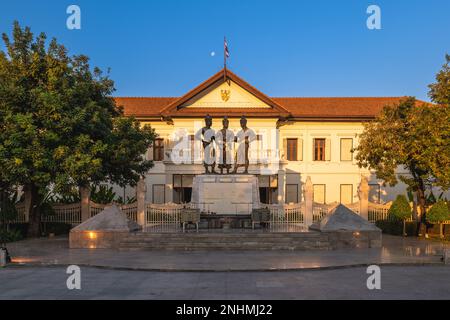 Monumento ai tre Re e Centro Culturale d'Arte a Chiang mai, Thailandia. Traduzione: Chiang mai City Arts Cultural Center Foto Stock