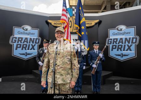 STATI UNITI Air Force Lt. Col. Kent A. Lundy, cappellano con l'181st Intelligence Wing, E una guardia di colore di servizio congiunta, composta dai membri della Guardia Nazionale dell'Indiana Air e della Guardia Nazionale dell'Esercito, posa per una foto prima del Gallagher Grand Prix all'Indianapolis Motor Speedway, Ind., 30 luglio 2022. Lundy ha fatto una chiamata prima della gara. Foto Stock