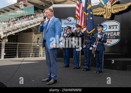 Una guardia di colore di servizio congiunta, composta dai membri della Guardia Nazionale dell'Indiana Air e della Guardia Nazionale dell'Esercito, presenta i colori mentre Jim Cornelison canta l'inno nazionale prima del Gran Premio di Gallagher all'Indianapolis Motor Speedway, Ind., 30 luglio 2022. Cornelison è una cantante professionista nota per aver eseguito l'inno nazionale alle partite in casa di Chicago Blackhawks e Back Home Again in Indiana prima dell'Indianapolis 500. Foto Stock