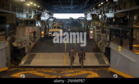 STATI UNITI Marines con il Battalion Landing Team 2/5, 31st Marine Expeditionary Unit, si preparano a partire durante le operazioni di pozzi a bordo della USS New Orleans (LPD 18) nel Mar Cinese Orientale, il 30 luglio 2022. Il MEU 31st opera a bordo delle navi del Gruppo Amphibious Ready di Tripoli nell'area di attività della flotta 7th per migliorare l'interoperabilità con alleati e partner e servire come pronta forza di risposta per difendere la pace e la stabilità nella regione indomPacifico. Foto Stock