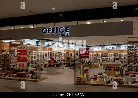 Bratislava, Slovacchia - 19 febbraio 2023 : negozio di scarpe da ufficio marchio anteriore nel centro commerciale Nivy a Bratislava. Slovacchia. Foto Stock