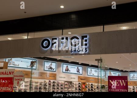 Bratislava, Slovacchia - 19 febbraio 2023 : negozio di scarpe da ufficio marchio anteriore nel centro commerciale Nivy a Bratislava. Slovacchia. Foto Stock