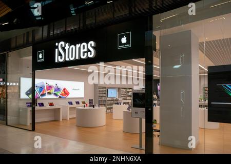 Bratislava, Slovacchia - 19 febbraio 2023 : iStore Apple Premium rivenditore negozio di fronte al centro commerciale Nivy a Bratislava. Slovacchia. Foto Stock