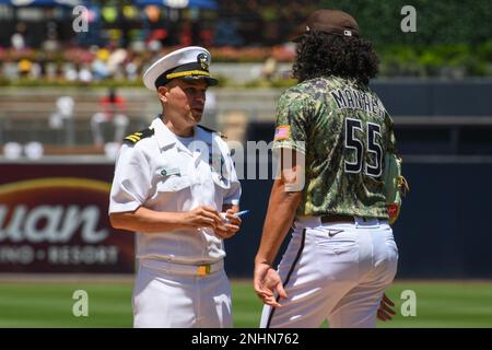 220731-N-UM706-1422 SAN DIEGO (31 luglio 2022) il Lt. Darrell Deitenbeck, di Lafayette, California, assegnato al Comandante, Naval Surface Force Pacific, incontra Sean Manaea, una brocca per i San Diego Padres, durante una cerimonia di saluto alla Marina a Petco Park, prima di una partita a casa di Padres, il 31 luglio 2022. I marinai di San Diego sono stati invitati a partecipare alle cerimonie preliminari. Ogni domenica i San Diego Padres onorano i membri militari per il loro servizio invitandoli al gioco. Foto Stock