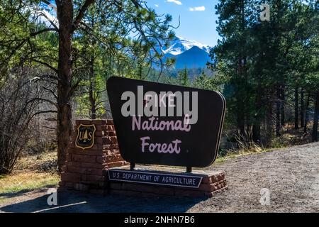 Colorado Springs, CO, USA - 5 dicembre 2022: Un cartello di benvenuto al punto di ingresso del parco Foto Stock