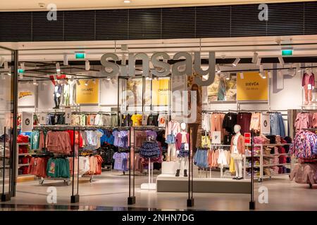 Bratislava, Slovacchia - 19 febbraio 2023 : SINSAY negozio di moda di lusso davanti al centro commerciale Nivy. Bratislava. Slovacchia. Foto Stock