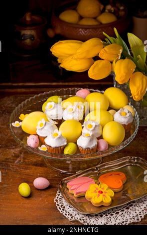 Poco tortina con decorazioni di zucchero per la pasqua Foto Stock