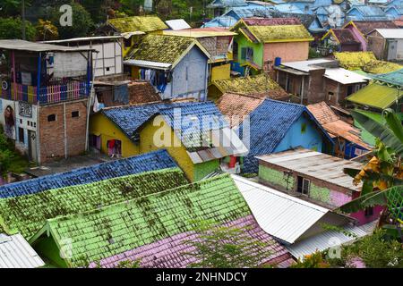 Vista del colorato villaggio di Jodipan (Kampung Warna Warni Jodipan) a Malang, Giava Orientale, Indonesia Foto Stock