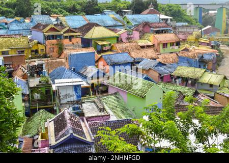 Vista del colorato villaggio di Jodipan (Kampung Warna Warni Jodipan) a Malang, Giava Orientale, Indonesia Foto Stock