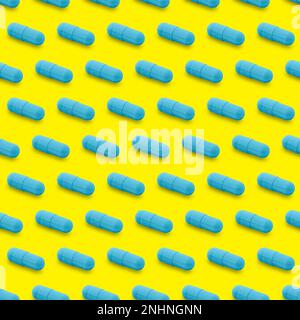 Capsula di gel senza cuciture. Capsula blu farmaco, concetto di farmacia. supplemento alimentare, su giallo Foto Stock