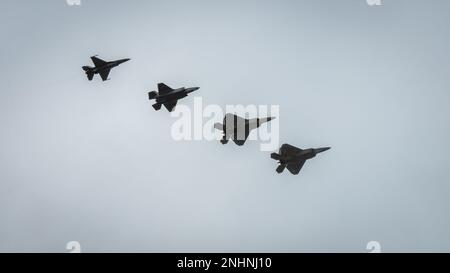 NEGLI STATI UNITI Air Force F-16 Fighting Falcon, un F-35 Lightning II, e due F-22 Raptors, volano in formazione durante l'Arctic Thunder Open House presso la Joint base Elmendorf-Richardson, Alaska, 31 luglio 2022. Questo evento biennale ospitato da JBER è uno dei più grandi dello stato e una delle più importanti manifestazioni aeree del mondo. L'evento prevede la partecipazione di più esecutori, tra cui il JBER Joint Forces Demonstration Team, USA Air Force F-22 Raptor Demonstration Team, Pacific Air Forces C-17 Demonstration Team e U.S. Team dimostrativo Air Force Thunderbirds. Foto Stock