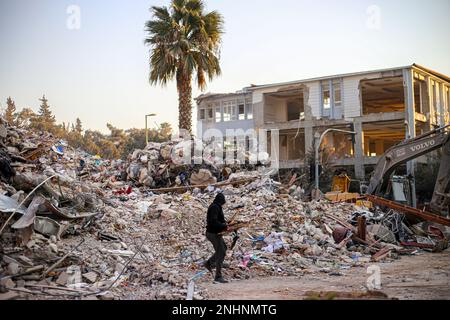 Hatay, Turchia. 14th Feb, 2023. Un uomo raccoglie legna da ardere per fare un incendio nella zona sismica. La città di Hatay è la zona più danneggiata a causa del terribile terremoto nel sud della Turchia. Il terremoto di magnitudo 7,7 ha fatto oscillare la Turchia e la Siria il 6 febbraio, uccidendo quasi 47.000 persone, ora, in entrambi i paesi. Credit: SOPA Images Limited/Alamy Live News Foto Stock