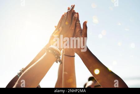Heres all'amicizia. un gruppo di persone irriconoscibili che si sono accanite. Foto Stock
