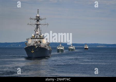 STATI UNITI Cacciatorpediniere di missili guidati della Marina USS John Paul Jones (DDG 53), navi di difesa costiere di classe Kingston HMCS Saskatoon (MM 709) e Yellowknife (MM 706) e U.S. Il taglierino della Guardia di costa Henry Blake (WLM 563) transita durante la parata delle navi, il 1 agosto a sostegno della Fleet Week Seattle 2022. Fleet Week Seattle è una celebrazione celebrata da tempo dei servizi marittimi che offre ai cittadini di Washington l’opportunità di incontrare marinai, Marines e Coast Guardsmen e di assistere alle ultime capacità dei servizi marittimi di oggi. Foto Stock