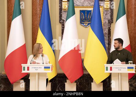 Kiev, Ucraina. 21st Feb, 2023. Il primo ministro italiano Giorgia Meloni incontra il presidente ucraino Volodymyr Zelenskyy a Kiev, in Ucraina, il 21 febbraio 2023. Il Premier Giorgia Meloni ha dichiarato di essere stata in visita in Ucraina per ribadire il sostegno del suo governo a Kiev dopo l'invasione russa e vedere di persona di quale tipo di aiuto ha bisogno il popolo ucraino. Photo by (EV)/ABACAPRESS.COM Credit: Abaca Press/Alamy Live News Foto Stock