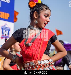 Delhi, India - 11 2022 dicembre - i ballerini classici indiani Bharathanatyam si esibiscono sul palco. Bella ragazza indiana ballerini nella postura di Foto Stock