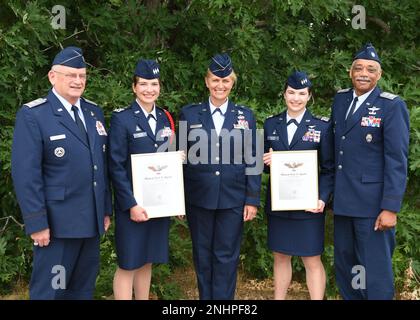 I colonnelli dell'ala del Massachusetts Leah Vigevani e Sarah Vigevani sono stati insigniti del più alto riconoscimento di cadetto della Civil Air Patrol, il General Carl 'Tooey' Spaatz Award. Il premio è stato consegnato da Brig. Il generale Virginia Gaglio, comandante e Capo dello Stato maggiore della Guardia Nazionale aerea del Massachusetts, durante una cerimonia tenutasi il 1 agosto 2022 presso la Joint base Cape Cod, Massachusetts. La cerimonia è stata unica in quanto questi cadetti sono sorelle e hanno ricevuto i loro premi allo stesso tempo - un evento senza precedenti. Lo Spaatz Award è il e consegnato ai cadetti che hanno dimostrato eccellenza nella leadership, nel carattere, f Foto Stock