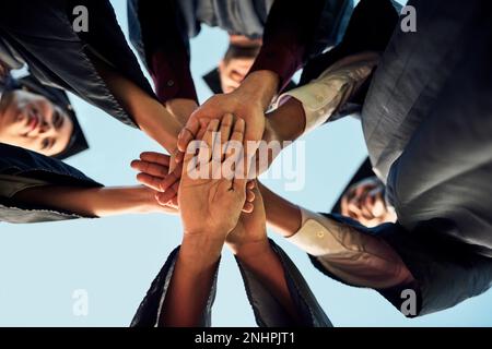 Theyre motivato più che mai. Primo piano di un gruppo di studenti che si uniscono le mani il giorno della laurea. Foto Stock