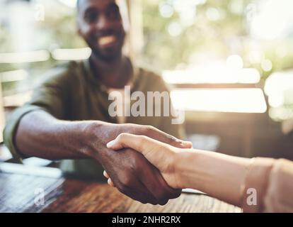 Connettiti con nuove persone ovunque ti trovi. due persone scuotono le mani in un bar. Foto Stock
