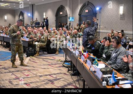 I partecipanti si presentano durante il Senior Enlisted leader International Summit di Arlington, Virginia, 1 agosto 2022. Il vertice ospita leader senior arruolato di 54 paesi per rafforzare le partnership tra i servizi militari. Foto Stock