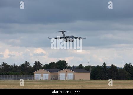 A C-17 Globemaster III della Tennessee Air National Guard’s 164th Airlift Wing si prepara a atterrare al Grayling Army Airfield di Grayling, Michigan, 1 agosto 2022. La 164th Airlift Wing sta trasportando soldati dal Battaglione della Guardia Nazionale del Tennessee 1-230th Assault Helicopter per prendere parte allo sciopero settentrionale 22-2. Northern Strike testa le forze multicomponenti e di coalizione attraverso uno scenario impegnativo, realistico e dettagliato basato sulle sfide di sicurezza del mondo reale e sui conflitti futuri (Michigan Army National Guard Photo by Sgt. Chris Estrada). Foto Stock