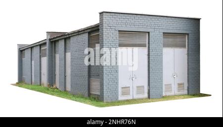 Sottostazione del trasformatore in mattoni e verniciata di grigio. Isolato Foto Stock