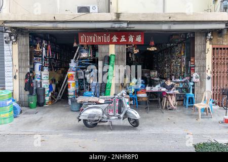 SAMUT PRAKAN, THAILANDIA, FEB 04 2023, Shop con oggetti per la costruzione e la manutenzione Foto Stock