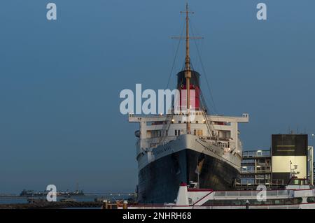 RMS Queen Mary mostrata al crepuscolo al porto di Long Beach. Foto Stock