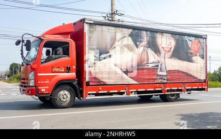 BANGKOK, THAILANDIA, 07 2023 FEBBRAIO, il camion consegna bevande Coca Cola Foto Stock
