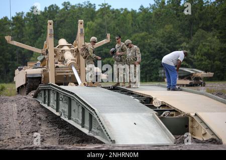 STATI UNITI I soldati dell'esercito assegnati al 'battaglione di Gila,' 9th Battaglione dell'ingegnere della brigata, 2nd squadra di combattimento della brigata blindata, 3rd divisione di fanteria, ispezionano il ponte d'assalto comune modernizzato durante il loro addestramento di JAB come parte dell'esercitazione di convalida di Gila Focus a Fort Stewart, Georgia, 2 agosto 2022. La 'Brigata Spartan', 2nd ABCT, 3rd ID, è la più moderna forza di combattimento terrestre dell'esercito e si prepara a sconfiggere qualsiasi minaccia in operazioni di combattimento su larga scala. Foto Stock