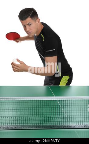 Bell'uomo che gioca a ping pong su sfondo bianco Foto Stock