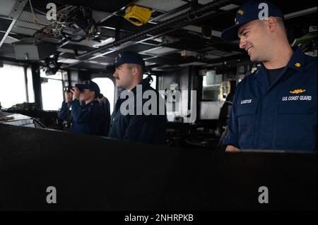 STATI UNITI Guardia costiera Lt. CMdR. Jason Lassiter, l'Operations Officer a bordo di USCGC Bear (WMEC 901), si posiziona sul ponte mentre l'Orso naviga attraverso rettilinei al di fuori di Halifax, Nuova Scozia, 2 agosto 2022. L'orso sta partecipando alla fase Tuugaalik dell'operazione Nanook, un esercizio annuale che consente agli Stati Uniti e a più altre nazioni partner di garantire la sicurezza e migliorare l'interoperabilità nelle acque artiche. Foto Stock