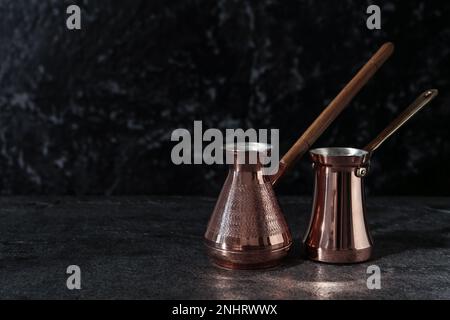 Belle pentole di rame turco sul tavolo grigio. Spazio per il testo Foto Stock