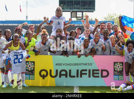 Auckland, Nuova Zelanda. 22nd Feb, 2023. I membri del Team Haiti festeggiano dopo una partita di torneo di play-off di gruppo B tra Cile e Haiti per la Coppa del mondo femminile FIFA Australia e Nuova Zelanda 2023 al North Harbour Stadium di Auckland, Nuova Zelanda, 22 febbraio 2023. Haiti si è qualificata per la prima volta per le finali della Coppa del mondo di donne FIFA dopo aver vinto la partita 2-1. Credit: Guo Lei/Xinhua/Alamy Live News Foto Stock