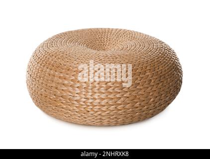 Un elegante pouf in vimini isolato su bianco Foto Stock