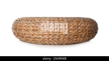 Un elegante pouf in vimini isolato su bianco Foto Stock