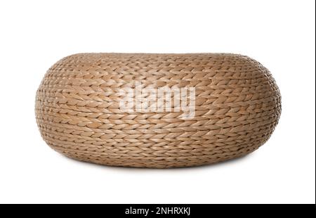 Un elegante pouf in vimini isolato su bianco Foto Stock