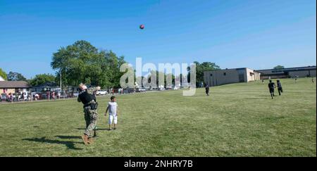 CHICAGO NORD, il. (2 agosto 2022) i marinai assegnati alla Naval Station Great Lakes partecipano alla National Night out a North Chicago. National Night out è una campagna annuale per lo sviluppo della comunità che promuove le partnership tra polizia e comunità e la cameratismo di quartiere. National Night out migliora il rapporto tra i vicini e le forze dell'ordine, riportando al contempo un vero senso di comunità. Foto Stock