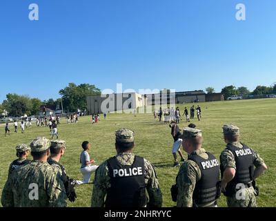 CHICAGO NORD, il. (2 agosto 2022) i marinai assegnati alla Naval Station Great Lakes partecipano alla National Night out a North Chicago. National Night out è una campagna annuale per lo sviluppo della comunità che promuove le partnership tra polizia e comunità e la cameratismo di quartiere. National Night out migliora il rapporto tra i vicini e le forze dell'ordine, riportando al contempo un vero senso di comunità. Foto Stock