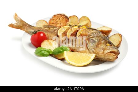Gustoso persico arrosto fatto in casa con decorazione su sfondo bianco. Pesce di fiume Foto Stock