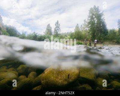 Malmstrom Air Force base Airmen stand sulla riva di Belt Creek prima dell'inizio di un esercizio di ricerca e salvataggio 2 agosto 2022, in Sluice Boxes state Park, Month. I partecipanti all'esercizio sono stati del 341st° Dipartimento dei vigili del fuoco dell'ingegnere civile Squadron, del 40th° Squadron dell'elicottero e del 341st° Gruppo medico, che hanno lavorato insieme per affinare le proprie competenze in caso di chiamata di ricerca e soccorso nel mondo reale. Foto Stock