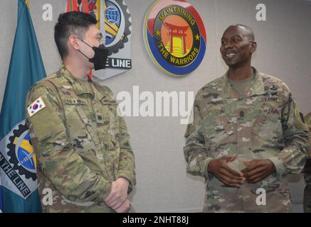 Christopher Reaves, 403rd Army Field Support Brigade Command sergeant Major, condivide un momento leggero con l'Augmentation Coreana al United States Army Soldier Park, min-gyu, come viene promosso a corporale durante una cerimonia di premiazione e promozione presso la sede della brigata a Camp Henry, Corea del Sud, 1 agosto. Foto Stock