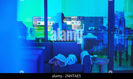 Programmatore, retro o schermo del computer in programmazione neon, ransomware cybersecurity o SEO notte phishing nel seminterrato. Hacker, sviluppatore o donna Foto Stock